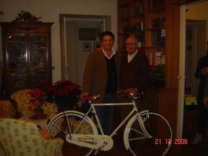 Lo scrittore Andrea Camilleri mentre riceve una bicicletta prodotto dall'impresa di Antonello Montante