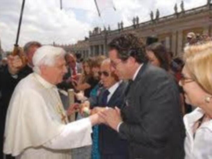 Antonello Montante a Roma mentre stringe la mano a Papa Ratzinger