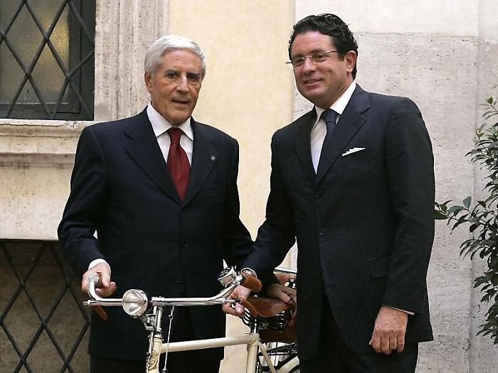 L'ex Presidente del Senato Marini mntre riceve in dono  esemplare da collezione della bicicletta Montante 