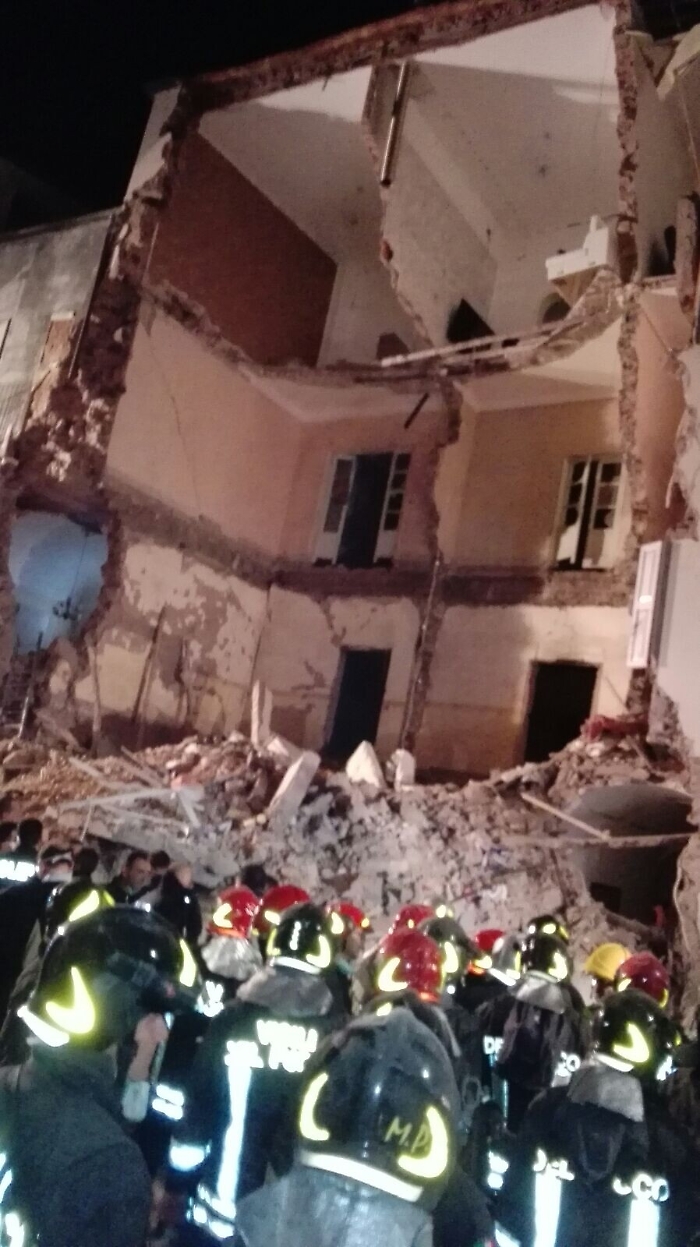 Crollo di via Crispi, stazionaria ma grave la bimba di 10 anni ferita