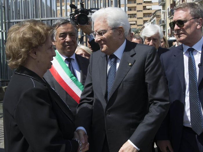 Il presidente della Repubblica Sergio Mattarella all'Ucciardone saluta la sorella del giudice Giovanni Falcone in occasione della cerimonia commemora