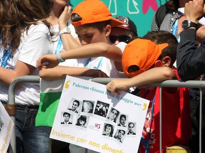 I bambini delle scuole in attesa all'esterno dell'aula bunker del carcere dell'Ucciardone per le celebrazioni del25simo anniversario della strage di 