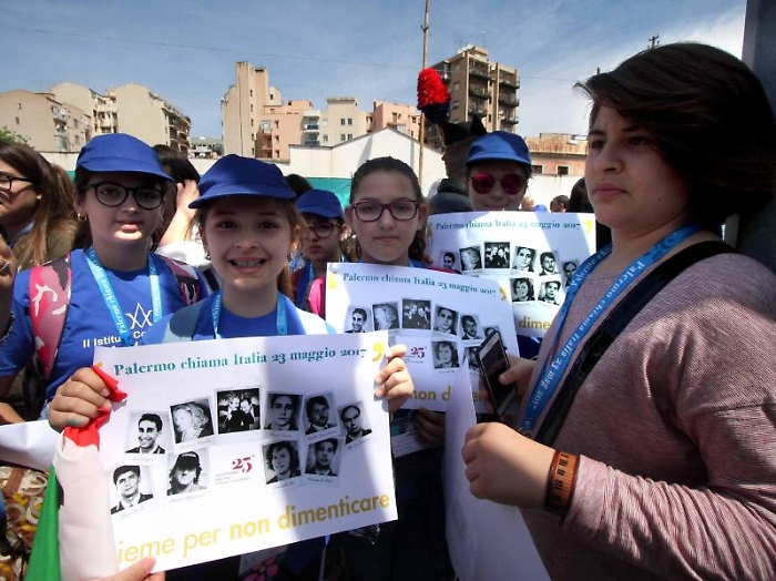 I bambini delle scuole in attesa all'esterno dell'aula bunker del carcere dell'Ucciardone per le celebrazioni del25simo anniversario della strage di 