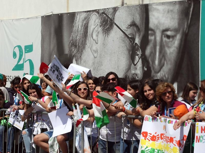 I bambini delle scuole in attesa all'esterno dell'aula bunker del carcere dell'Ucciardone per le celebrazioni del25simo anniversario della strage di 
