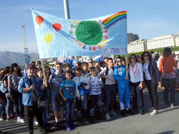 Studenti in attesa all'arrivo della nave della legalit&agrave; per la commemorazione della strage di Capaci al porto di Palermo, 23 maggio 2017.ANSA / FRA