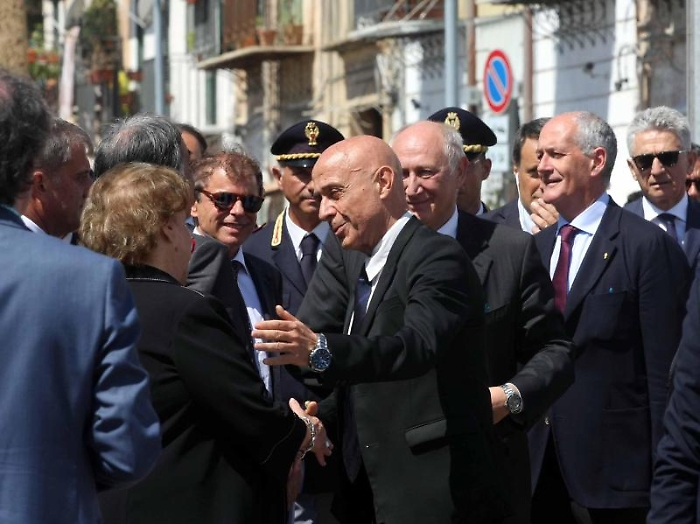 Il ministro degli interni Sergio Minniti arriva all'aula bunker del carcere dell'Ucciardone per le celebrazioni del25simo anniversario della strage d