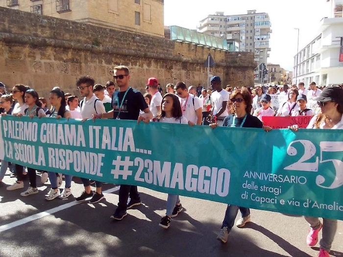 Studenti aspettano l'arrivo della nave della legalit&agrave; per la commemorazione della strage di Capaci al porto di Palermo, 23 maggio 2017.ANSA / FRANC