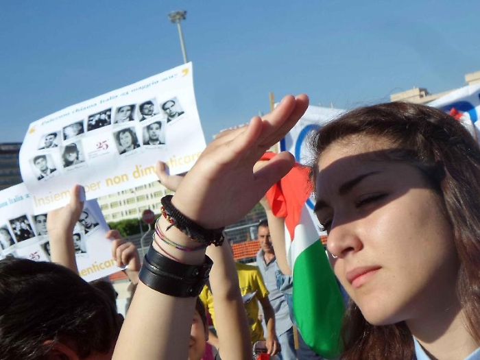 Studenti aspettano l'arrivo della nave della legalit&agrave; per la commemorazione della strage di Capaci al porto di Palermo, 23 maggio 2017.ANSA / FRANC