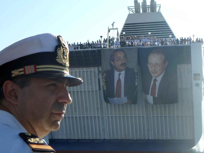 L'arrivo della nave della legalit&agrave; con le foto dei giudici Falcone e Borsellino per la commemorazione della strage di Capaci al porto di Palermo, 23 