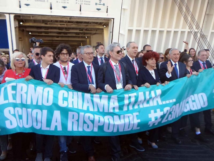 I rappresentanti delle istituzioni sbarcano dalla nave della legalit&agrave; per la commemorazione della strage di Capaci al porto di Palermo, 23 maggio 201