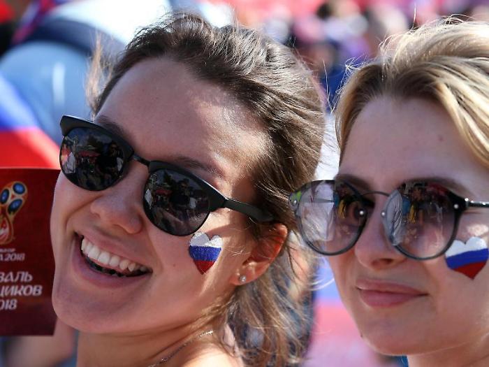 epa06855529 Supporters of Russia during a public viewing of the FIFA World Cup 2018 round of 16 soccer match between Spain and Russia at the FIFA Fan
