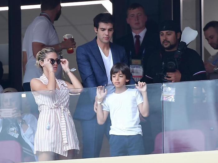 epa06890299 Former Brazilian international Kaka, his girlfriend Carolina Dias and his son Luca arrive to the stands for the FIFA World Cup 2018 final
