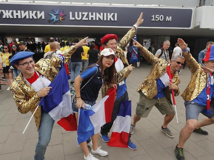 epa06890192 France supporters make their way to the stadium for the FIFA World Cup 2018 final between France and Croatia in Moscow, Russia, 15 July 2