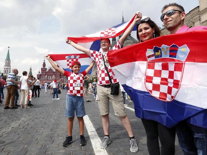 epa06890187 Soccer fans of Croatia gather at the Red Square in Moscow, Russia, 15 July 2018. Croatia will face France in their FIFA World Cup 2018 fi