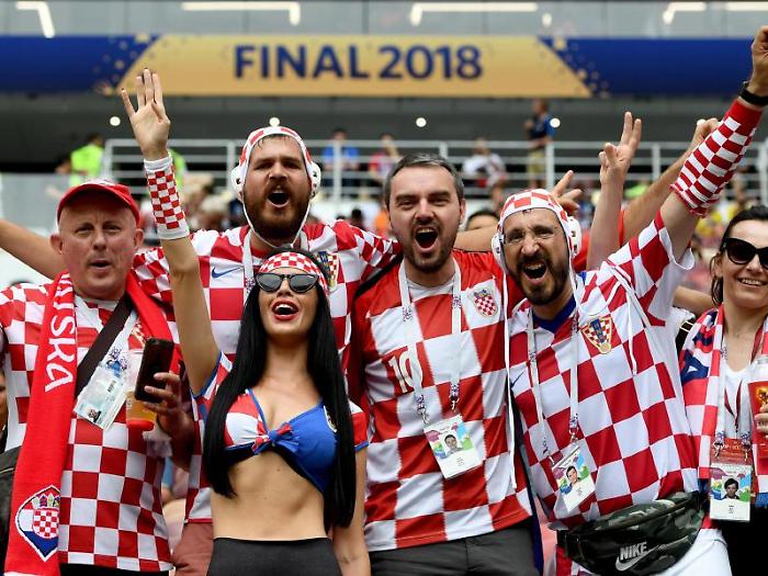 epa06890175 Supporters of Croatia prior the FIFA World Cup 2018 final between France and Croatia in Moscow, Russia, 15 July 2018.(RESTRICTIONS AP