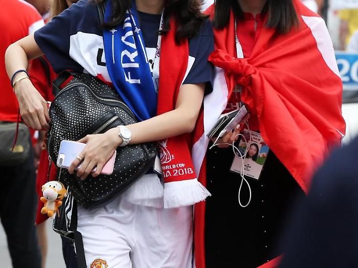epa06889985 Fans arrive to the stadium for the FIFA World Cup 2018 final between France and Croatia in Moscow, Russia, 15 July 2018.(RESTRICTIONS