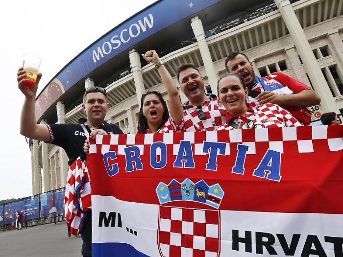 epa06889891 Fans of Croatia arrive to the stadium for the FIFA World Cup 2018 final between France and Croatia in Moscow, Russia, 15 July 2018.(R