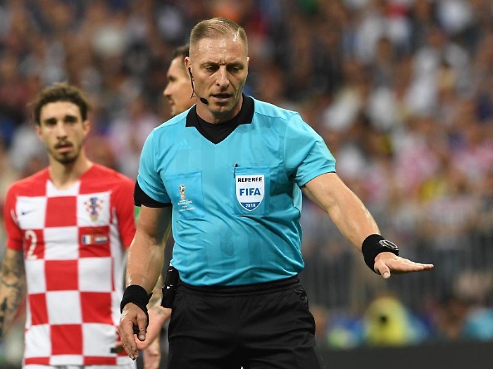L'arbitro va a controllare il Var e concede un rigore alla Francia per tocco di mano di Perisic in area
