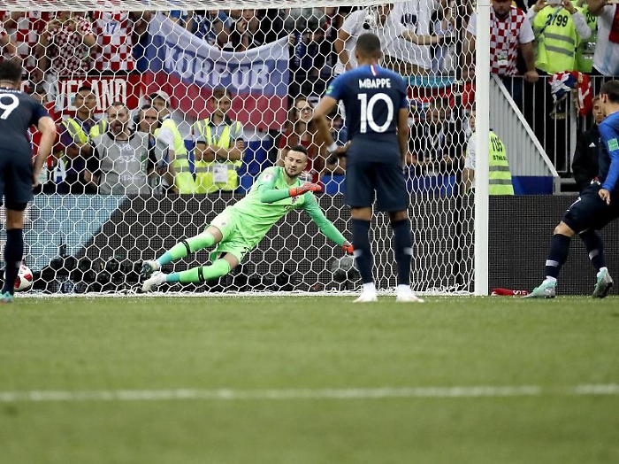  Antoine Griezmann segna il rigore del 2-1.