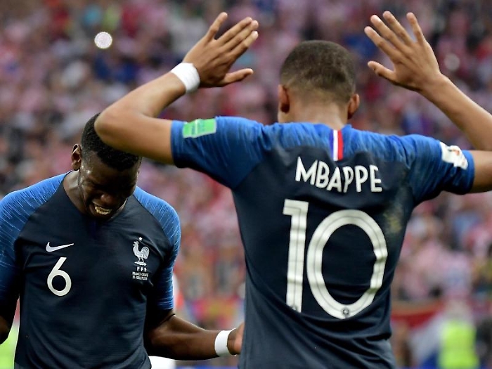epa06891102 Kylian Mbappe of France celebrates scoring the 4-1 lead with teammate Paul Pogba (L) during the FIFA World Cup 2018 final between France 