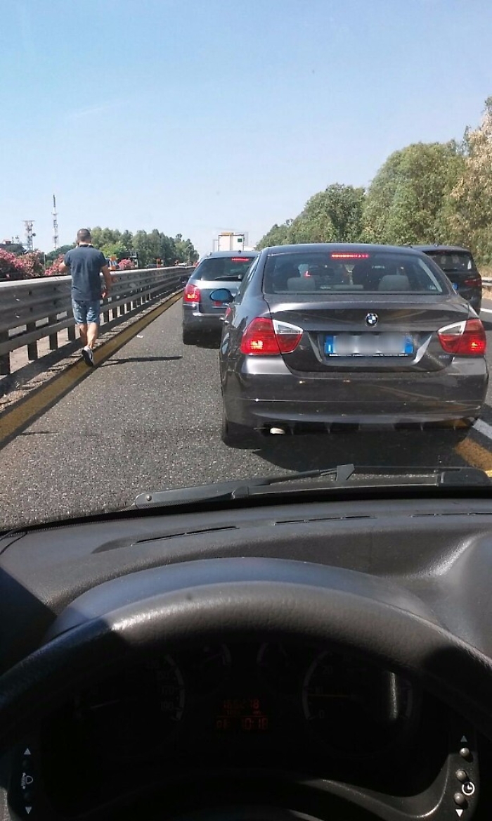 Catania, paura al casello di San Gregorio, auto incolonnata prende a fuoco 