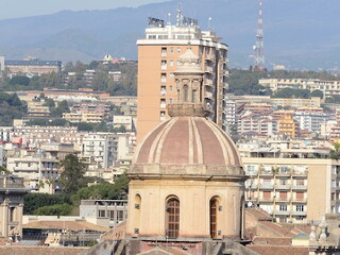 VISTA DI CATANIA DALLA CUPOLA DELLA BADIA SANT'AGATA la cupola della chiesa dei Minoriti, con il grattacielo sullo sfondo