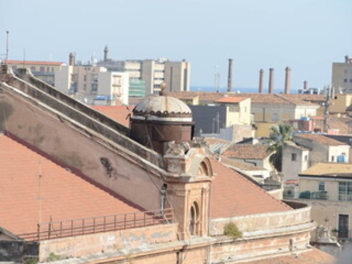  VISTA DI CATANIA DALLA CUPOLA DELLA BADIA SANT'AGATA il teatro Massimo Bellini visto dal retro con , sullo sfondo, mare, cimin