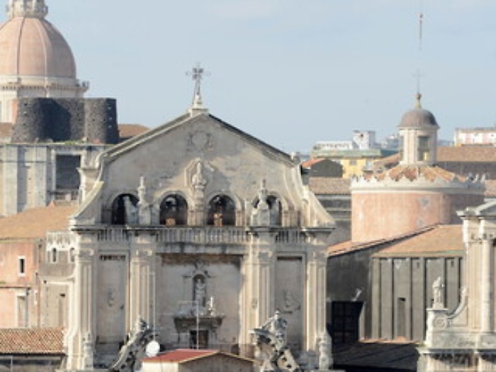  VISTA DI CATANIA DALLA CUPOLA DELLA BADIA SANT'AGATA La chiesa di San Benedetto con a fianco la chiesa di San Francesco Borgia 