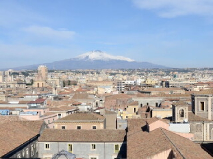 VISTA DI CATANIA DALLA CUPOLA DELLA BADIA SANT'AGATA, l'Etna sui tetti