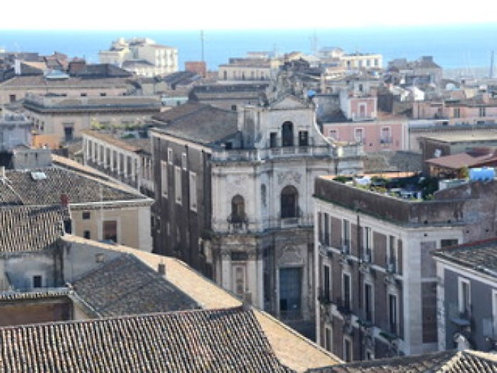 VISTA DI CATANIA DALLA CUPOLA DELLA BADIA SANT'AGATA, la chiesa di San Placido con sullo sfondo il mare e il porto