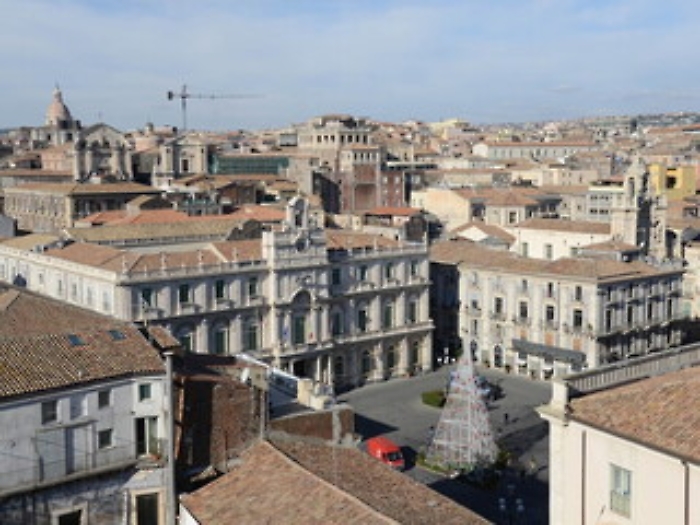  VISTA DI CATANIA DALLA CUPOLA DELLA BADIA SANT'AGATA, piazza Universit&agrave;  con la Collegiata, le chiese di via dei Crociferi e, su