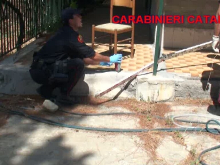 La ricostruzione del omicidio mascherato da suicidio fatta dai carabinieri.