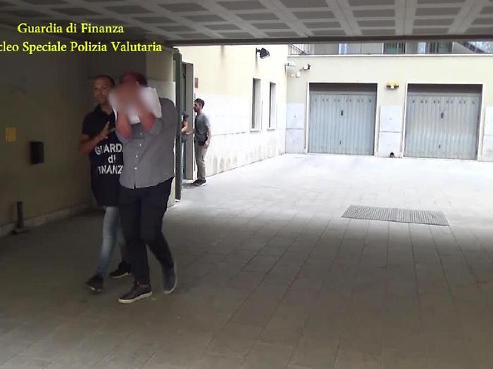 Un frame tratto dal video della Guardia di Finanza nell'ambito dell'operazione 'Delirio' che ha portato all'arresto di 24 persone al termine di una i