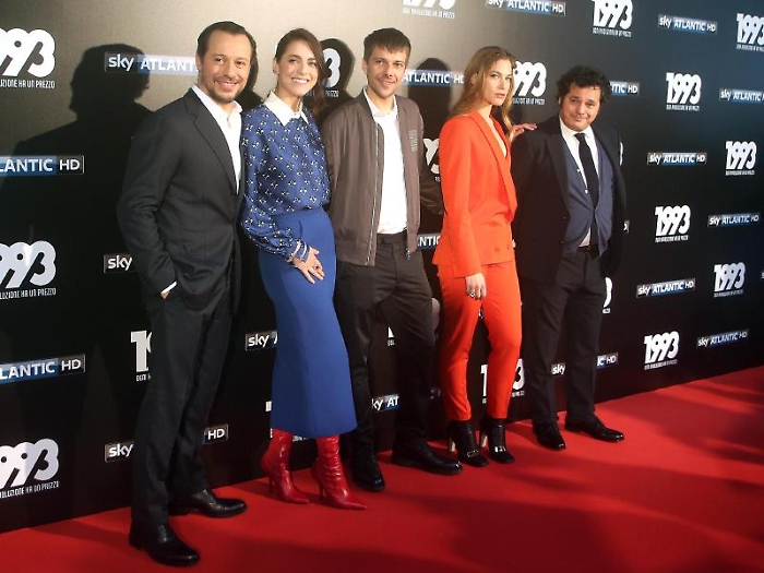 Da S a D: Stefano Accorsi; Miriam Leone; Domenico Diele; Teal Falco e Antonio Geradi posano per i fotografi durante il photocall organizzato da Sky p