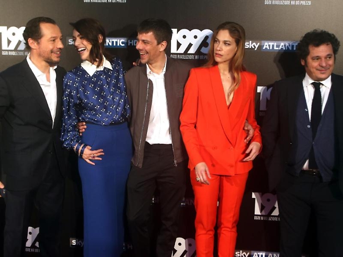 Da S a D: Stefano Accorsi; Miriam Leone; Domenico Diele; Teal Falco e Antonio Geradi posano per i fotografi durante il photocall organizzato da Sky p