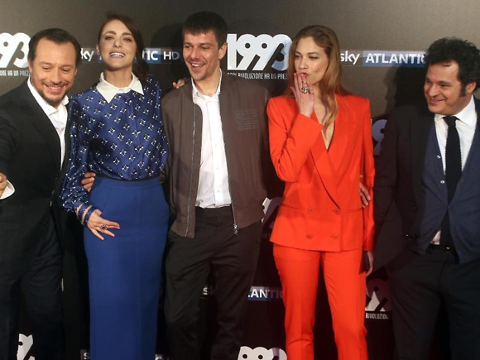 Da S a D: Stefano Accorsi; Miriam Leone; Domenico Diele; Teal Falco e Antonio Geradi posano per i fotografi durante il photocall organizzato da Sky p