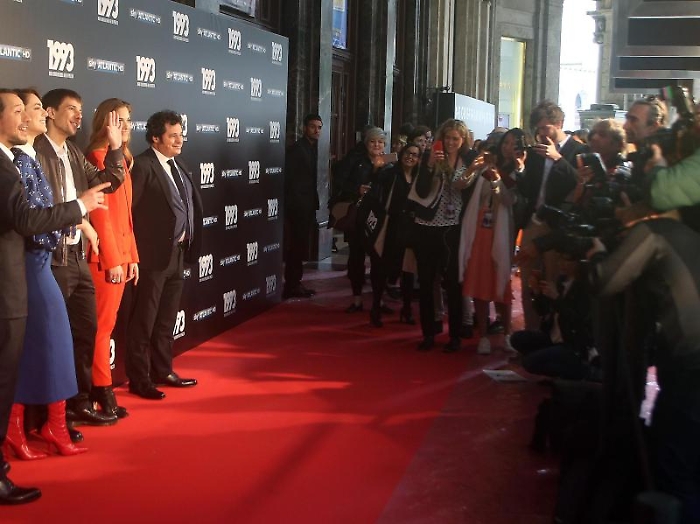 Da S a D: Stefano Accorsi; Miriam Leone; Domenico Diele; Teal Falco e Antonio Geradi posano per i fotografi durante il photocall organizzato da Sky p