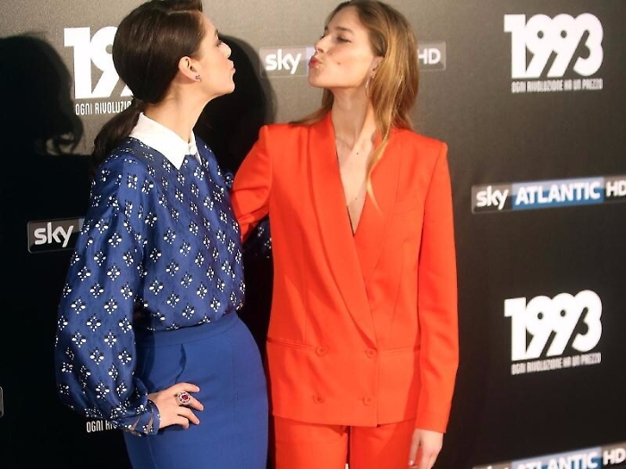 Le attrici Miriam Leone (S) e Tea Falco posano per i fotografi durante il photocall organizzato da Sky per la presentazione alla stampa della serie "