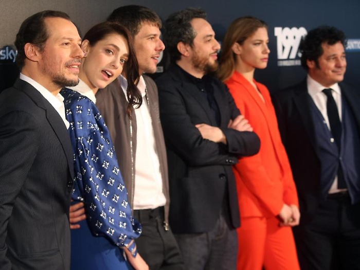 Da S a D: Stefano Accorsi; Miriam Leone;  Domenico Diele; Teal Falco e Antonio Geradi posano per i fotografi durante il photo call organizzato da Sky