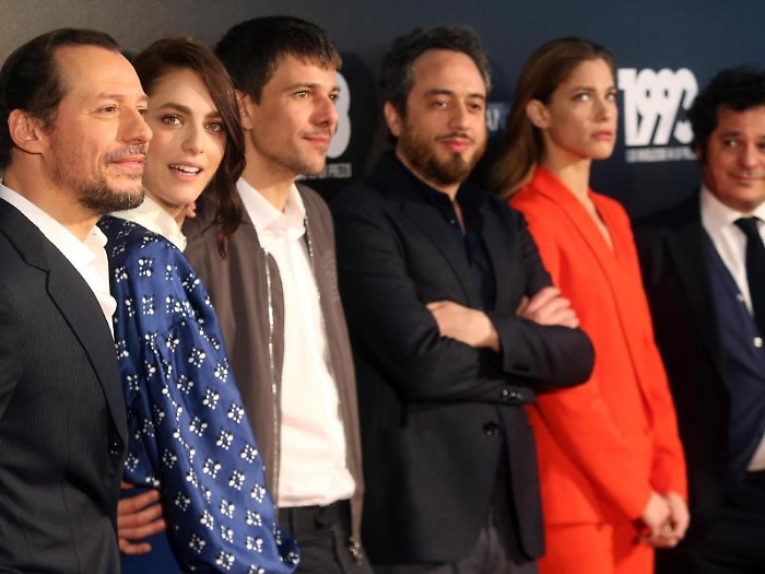 Da S a D: Stefano Accorsi; Miriam Leone;  Domenico Diele; Teal Falco e Antonio Geradi posano per i fotografi durante il photo call organizzato da Sky