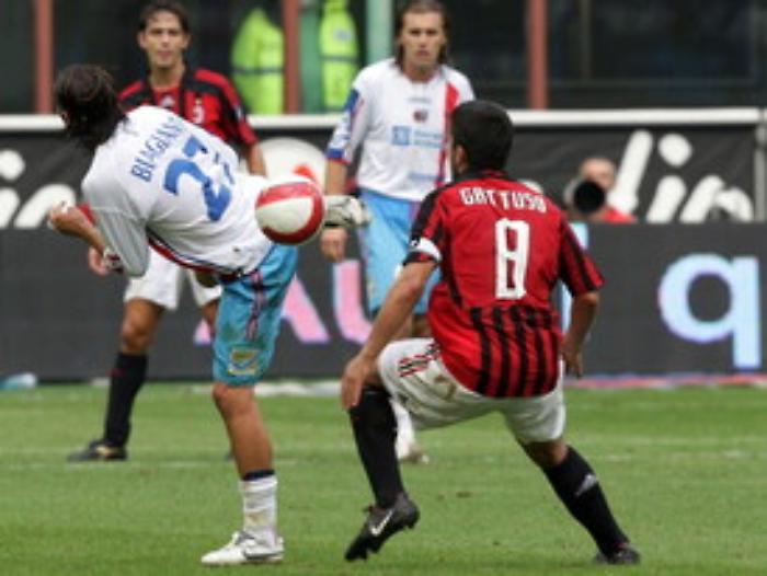 biagianti, giocatore catania calcio, colpisce la palla di tacco