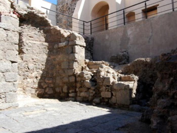 La Rotonda: il pavimento medievale della corte che, gi&agrave; in epoca romana consentiva l'accesso alle terme, poi trasformate in chiesa.