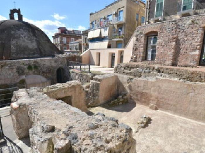 CATANIA 11/10/2016 : TERME ROTONDA. Lato Nord,  scavato dopo le demolizioni. Si vede la grande cisterna di epoca romana a servizio delle terne