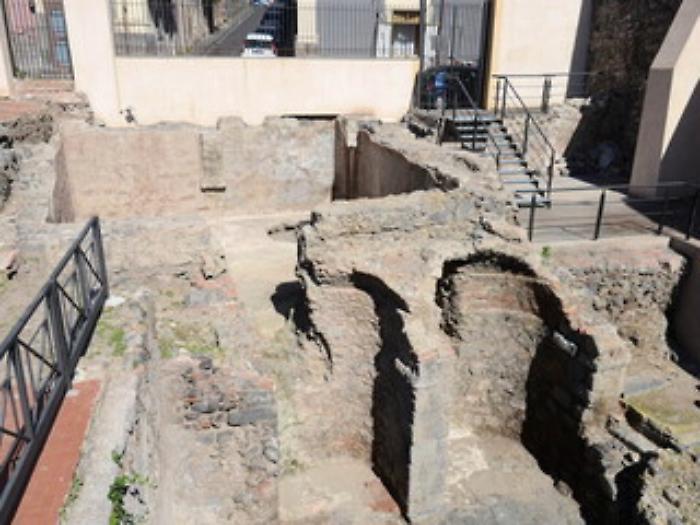 CATANIA 11/10/2016 : TERME ROTONDA, lato Nord. Le due esedre rimaste che decoravano uno dei lati esterni della grande cisterna romana