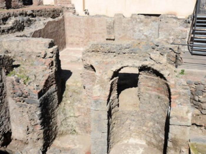 CATANIA 11/10/2016 : TERME ROTONDA, lato Nord. le esedre della corte d'accesso alle terme