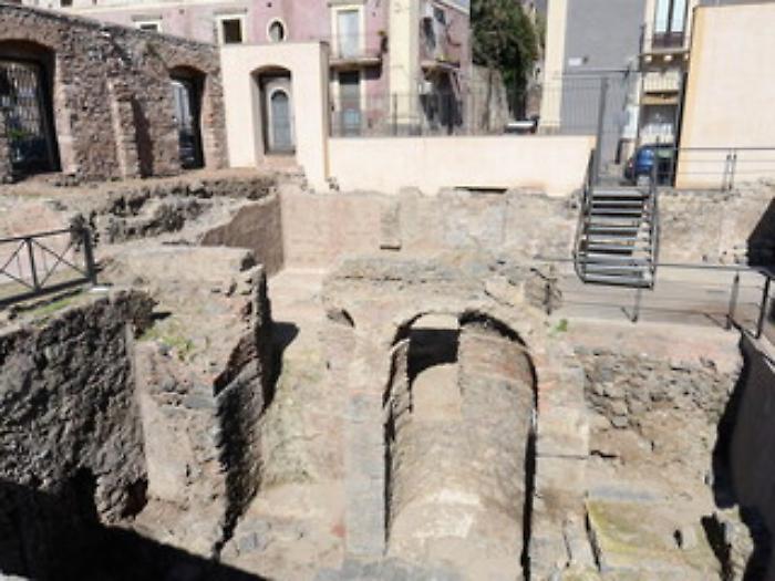 CATANIA 11/10/2016 : TERME ROTONDA, lato Nord. le esedre della corte d'accesso alle terme