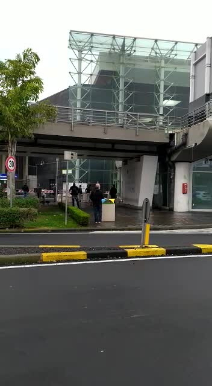 25661841-bagniaeroportomp4_1620381950014