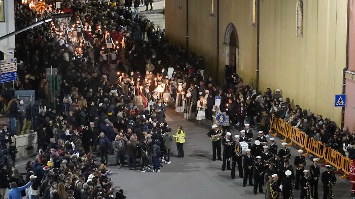 Fiaccolata-dellamicizia-dallalto-orizzontale-2