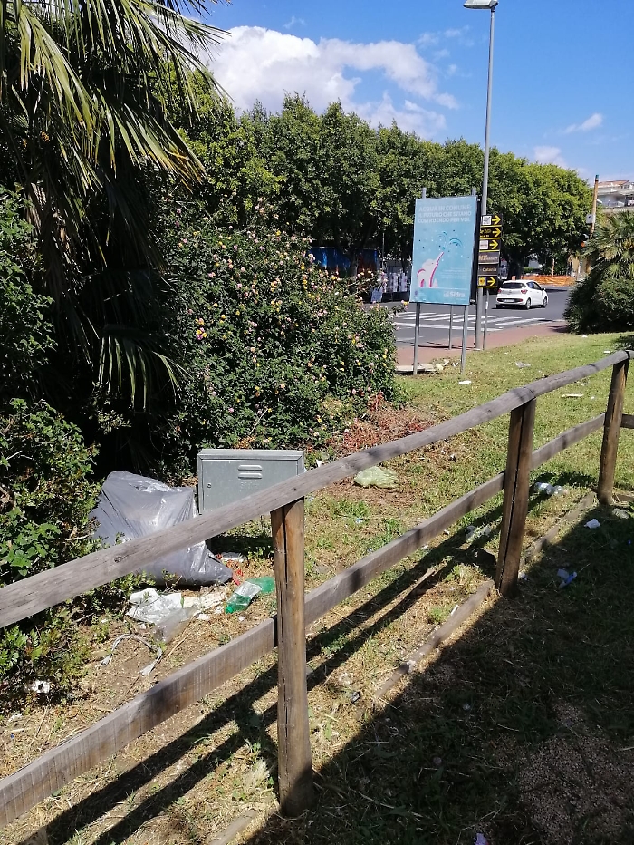 Piazza-Eroi-DUngheria-casetta-acqua-Sidra-unoasi-circondata-da-spazzatura.-2