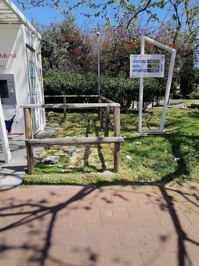 Piazza Eroi D'Ungheria - casetta acqua Sidra, un'oasi circondata da spazzatura.
